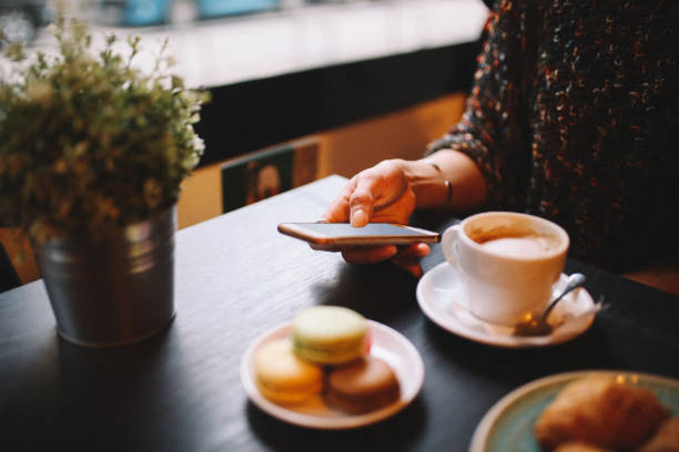 người phụ nữ uống cà phê và đồ ngọt trong quán cà phê - vintage pastry hình ảnh sẵn có, bức ảnh & hình ảnh trả phí bản quyền một lần