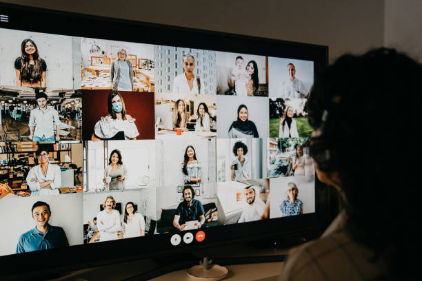 mulher tendo uma videoconferência em casa com uma tela grande - colagem mulheres conversa - fotografias e filmes do acervo