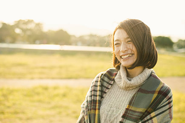 屋外で楽しい時間を過ごしている女性 - 女性　日本人 ストックフォトと画像