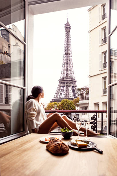 woman having lunch in hotel in paris - paris imagens e fotografias de stock