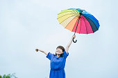 カラフルな傘を持つ女性