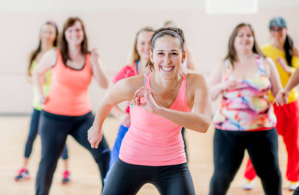 vrouw in dance fitness klasse lachen - bootcamp stockfoto's en -beelden
