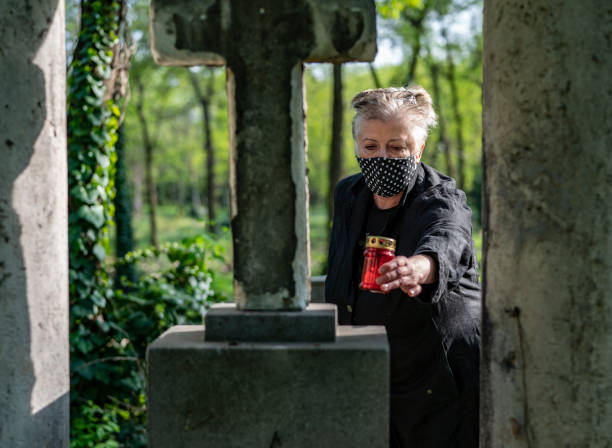 woman in mask - covid cemiterio imagens e fotografias de stock