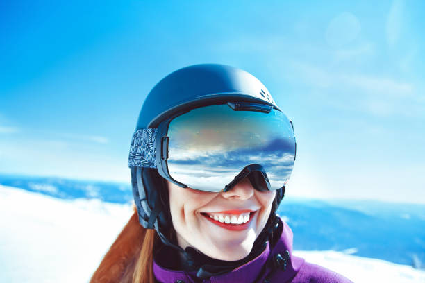 vrouw in berg bril - posing with ski stockfoto's en -beelden