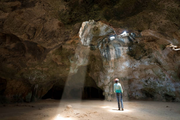 женщина в пещере куадирикири, национальный парк арикок, аруба - аруба стоковые фото и изображения