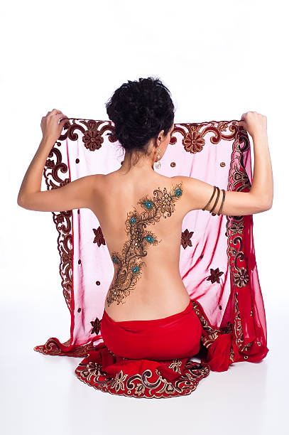 woman in red sari with henna design on her back - peacock back stockfoto's en -beelden