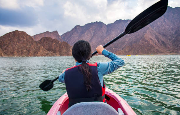 kvinna kajakpaddling i en sjö närbild - woman kayaking bildbanksfoton och bilder