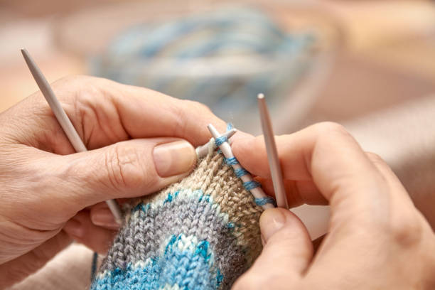 kvinna stickar strumpor. en hobby av äldre kvinna stickar. närbild av stickslinga. selektivt fokus - knitting bildbanksfoton och bilder