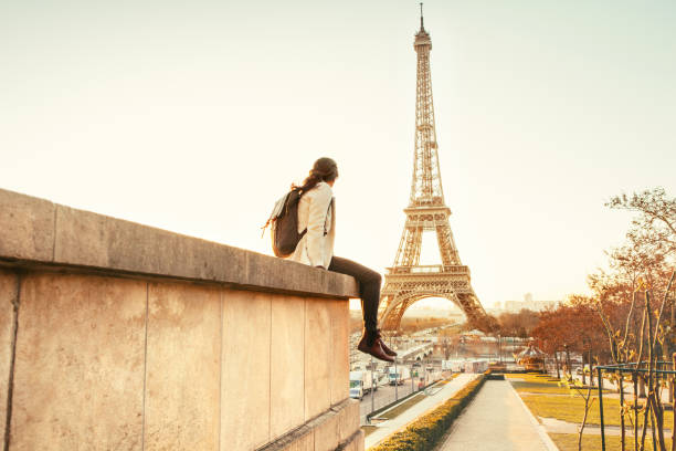 femme regardant la tour eiffel à paris - paris eiffel photos et images de collection