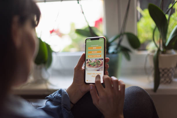 woman ordering pizza using a mobile app - natural food web imagens e fotografias de stock