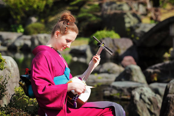 女性が日本の伝統的なギターの庭園 - 三味線 ストックフォトと画像