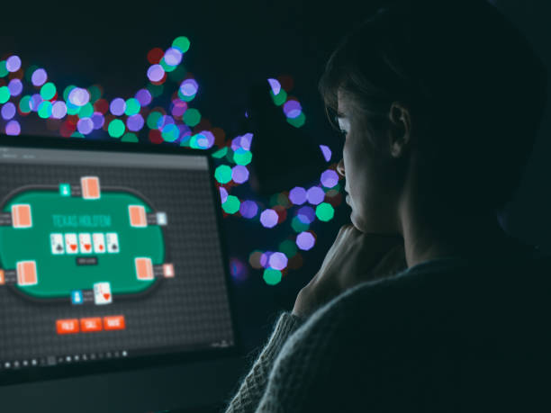 vrouw spelen van online poker - gokken stockfoto's en -beelden