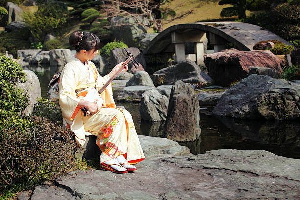 女性が三味線の日本庭園 - 三味線 ストックフォトと画像