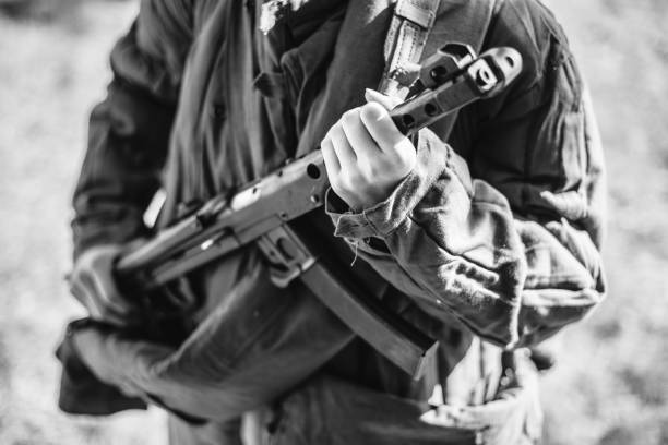 dünya savaşı sovyet rus kızıl ordu asker holding dünya savaşı silah makine gun pps-43 olarak giyinmiş kadın re-enactor. wwii ww2 rus mühimmat. siyah ve beyaz renklerde fotoğraf - russian army stok fotoğraflar ve resimler