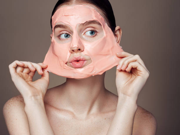kvinna ta bort mask från ansiktet - face mask bildbanksfoton och bilder