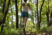 林道を走る女性ランナー