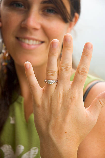 woman showing off her engagement ring - diamant ring display stockfoto's en -beelden