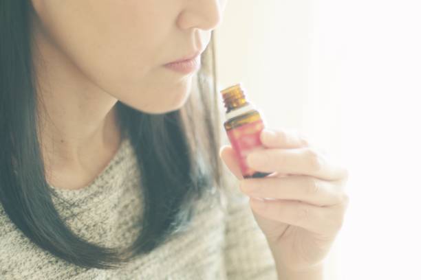 vrouw ruiken de etherische olie - essential oils smell stockfoto's en -beelden