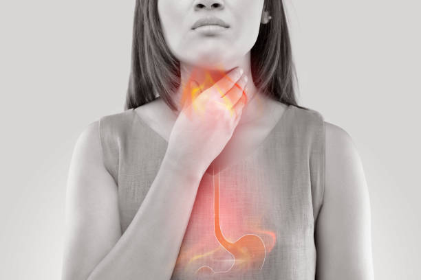 vrouw lijden van zure terugvloeiing of heartburn-geïsoleerd op witte achtergrond - choking stockfoto's en -beelden