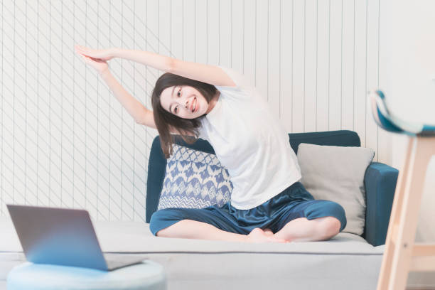 オンラインヨガのレッスンを受ける女性 - yoga ストックフォトと画像