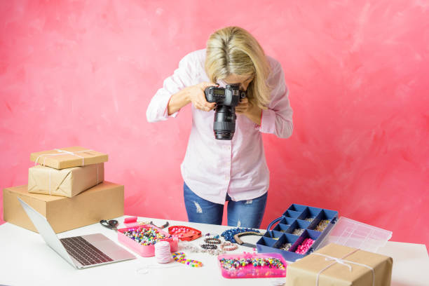 vrouw nemen van foto's van haar eigen gemaakt producten voor het zetten ze online te koop - productfotograaf stockfoto's en -beelden
