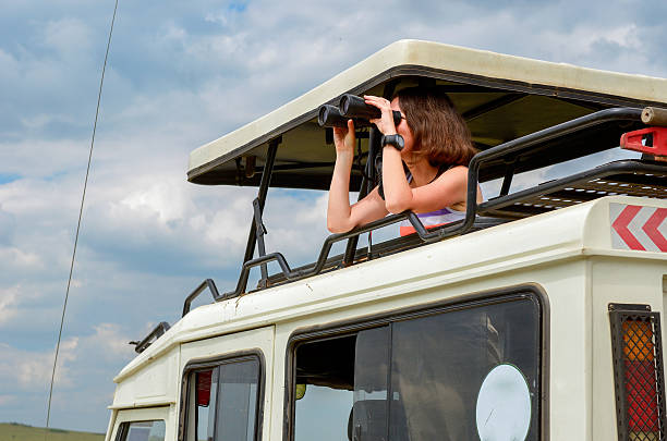 kobieta turysta na safari w afryce, podróży w kenii - south africa zdjęcia i obrazy z banku zdjęć