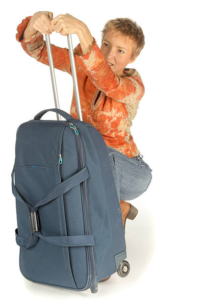 woman colse スーツケースしようとしている - colse ストックフォトと画像