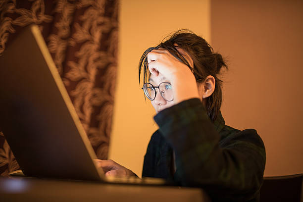 woman using a laptop - student night study stressed stockfoto's en -beelden