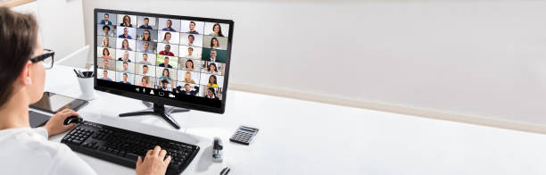 화면에 송장 양식이있는 컴퓨터를 사용하는 여성 - 화상 회의 뉴스 사진 이미지