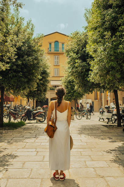 donna a piedi nel bolognese - bologna roma foto e immagini stock