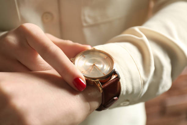 vrouw die luxehorloge, close-up van hand draagt - woman horloge stockfoto's en -beelden