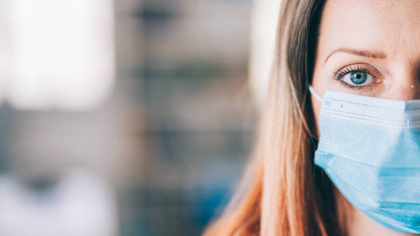 covid-19 시 안전 과 보호를 위해 사무실에서 보호 얼굴 마스크를 착용한 여성 - coronavirus 뉴스 사진 이미지