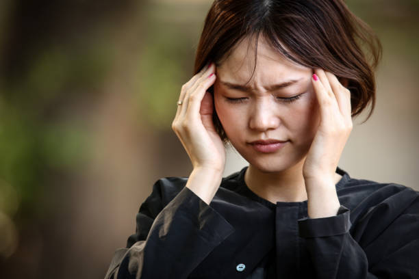 woman with a headache - migraine imagens e fotografias de stock