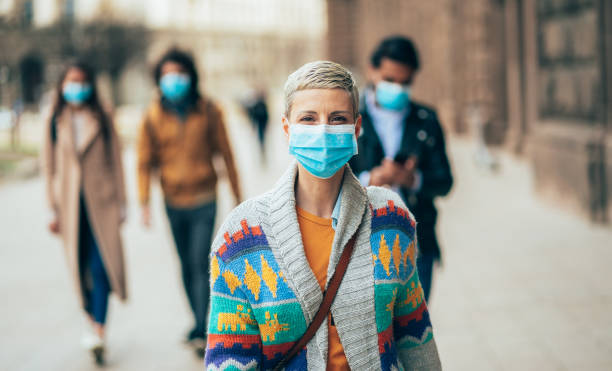 wanita dengan masker pelindung wajah - sistem imun potret stok, foto, & gambar bebas royalti