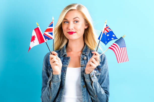 kobieta z flagami krajów anglojęzycznych - england australia zdjęcia i obrazy z banku zdjęć