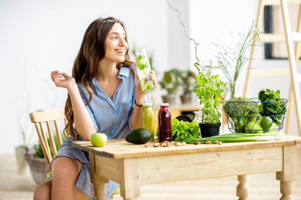 緑の健康食品、自宅で女性 - 人生 ストックフォトと画像