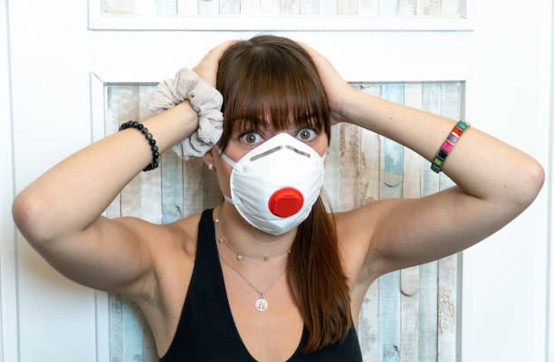 donna con maschera n95 stressata a causa dell'autoisolamento in tempi di coronavirus - patrick zaki foto e immagini stock