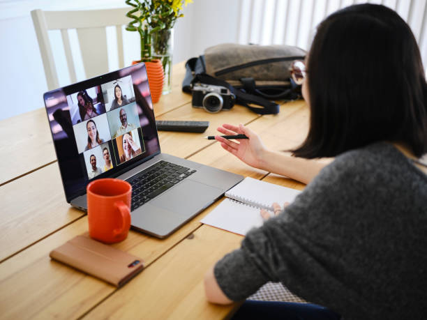 web チャット会議で自宅で働く女性 - リモートワーク ストックフォトと画像