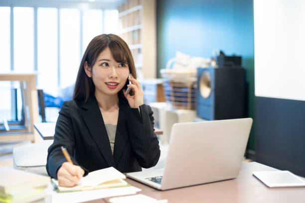 職場で働く女性 - オフィス　スーツ ストックフォトと画像