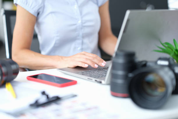 la mujer trabaja en la computadora junto al primer plano de la cámara - video editing fotografías e imágenes de stock
