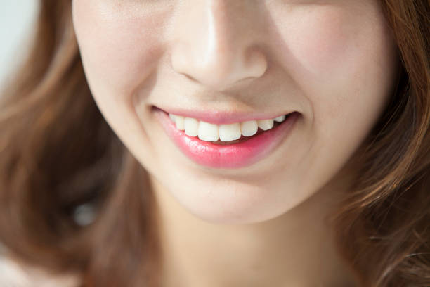 女性の顔クローズアップ - tooth ストックフォトと画像