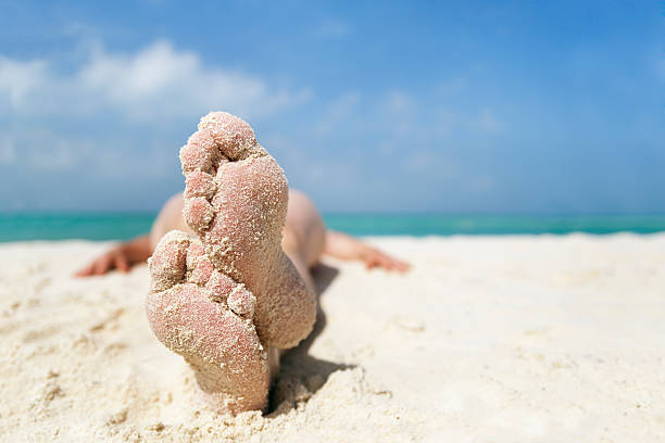 woman’s feet relaxing, sunbathing on beach sand vacation, cancun, mexico - voeten in het zand stockfoto's en -beelden