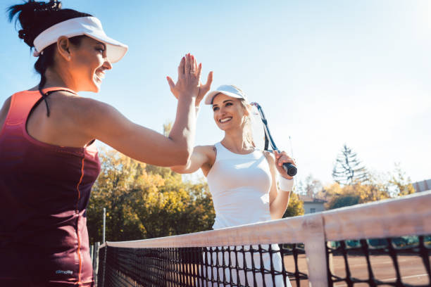 vrouwen geven hoge vijf na een goede match van tennis - tennis stockfoto's en -beelden