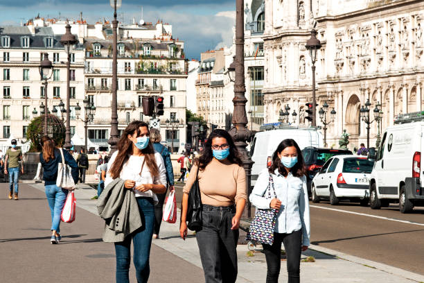 vrouwen op straat, met een gezichtsbeschermend masker om coronavirus te voorkomen. - europe city map stockfoto's en -beelden