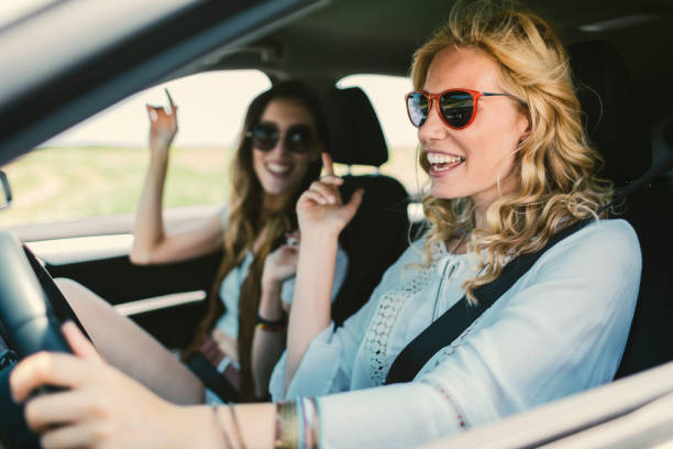kvinnor på roadtrip - friends riding bildbanksfoton och bilder