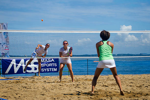 mulheres jogando beach tennis na praia - beach tennis - fotografias e filmes do acervo