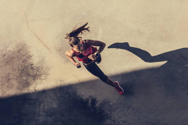 donne che corrono all'ombra - shoes top view foto e immagini stock