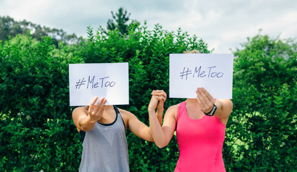 vrouwen tonen poster met metoo hashtag - metoo stockfoto's en -beelden