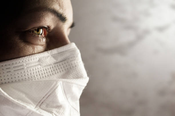 코로나 바이러스에서 안전 마스크를 가진 여성. 전 세계 코비드-19 발병 - 팬데믹 질병 뉴스 사진 이미지