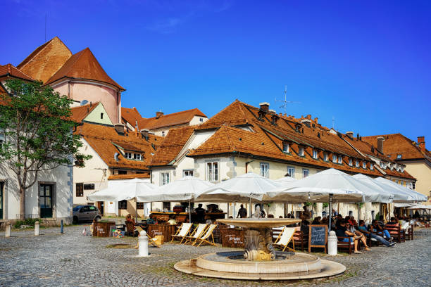 wunderschöne gemütliche straßencafés in alte stadt maribor slowenien - maribor slowenien stock-fotos und bilder